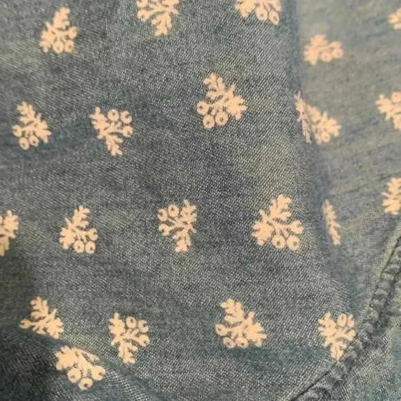 Gap, medium weight, long sleeve 100%  cotton button-down shirt - Picture 11 of 11